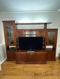 Soggiorno in legno con vetrine e mobile TV