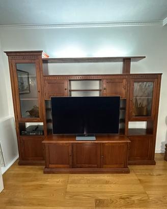 Soggiorno in legno con vetrine e mobile TV