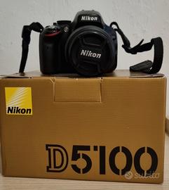 NIKON D5100 con obbiettivo NIKKOR 18-55