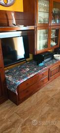 Mobile soggiorno con credenza con antine di vetro,