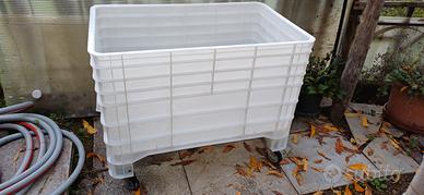 Cassone in plastica forato di colore bianco