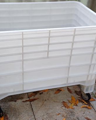 Cassone in plastica forato di colore bianco