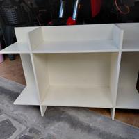 Mensola con più ripiani  color panna.