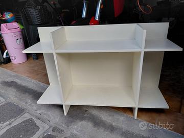 Mensola con più ripiani  color panna.