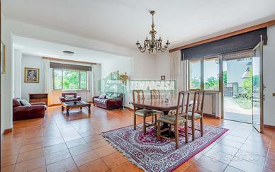 VILLA UNIFAMILIARE CON AMPIO GIARDINO E BOX AUTO