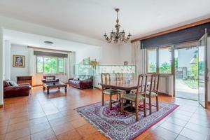 VILLA UNIFAMILIARE CON AMPIO GIARDINO E BOX AUTO