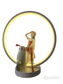 Lampada led Yvonne Gontier Donna su vespa