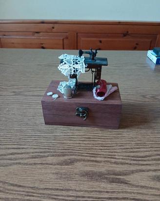 scatolina legno  con miniatura 