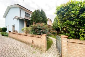 Villa di 226 m² con più di 5 locali e box auto a T