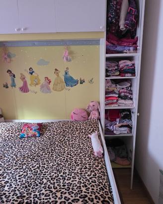 Cameretta per bambini con scrivania