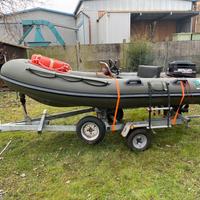 gommone con motore e carrello