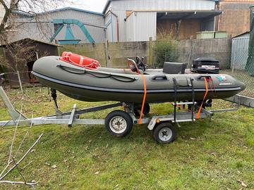 gommone con motore e carrello