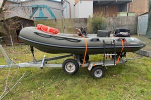 gommone con motore e carrello