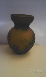 Vecchio vasetto in vetro