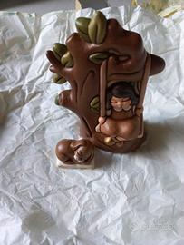 Thun bimba su altalena e cagnolino presepe natur 