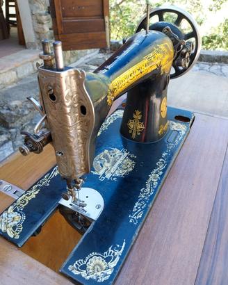 Macchina Singer a scomparsa con mobiletto