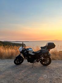 Bmw F800R con tris di valigie