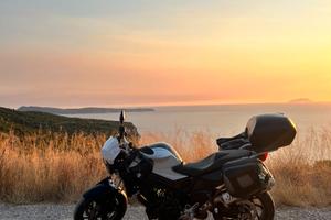 Bmw F800R con tris di valigie