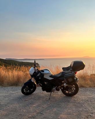Bmw F800R con tris di valigie
