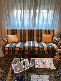 Coppia divani in raso blu e giallo da 3 e 2 posti