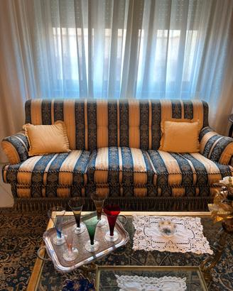 Coppia divani in raso blu e giallo da 3 e 2 posti