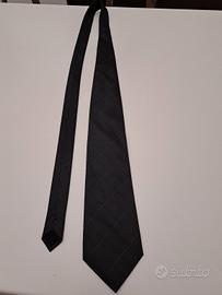 cravatta nera con righe 