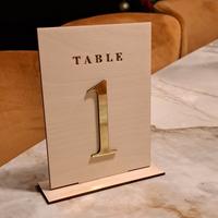 Segnaposto/tavolo in legno, numeri d'oro