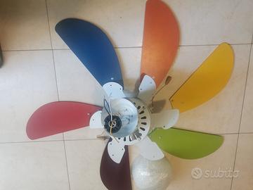 Ventilatore da soffitto con sei pale colorate e lu