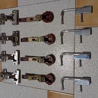 Cerniere e maniglie per ante mobi