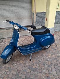 Vespa 50 R con librettino vecchio.