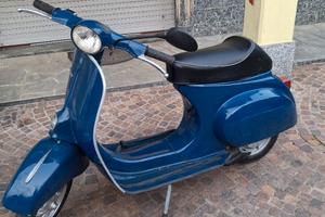 Vespa 50 R con librettino vecchio.