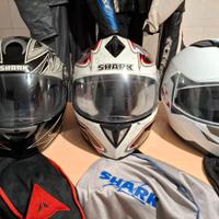 Casco moto singolo o tre caschi in blocco.