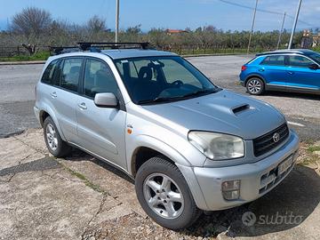 RAV4 4x4 con gancio di traino