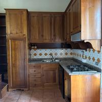 Cucina in legno massello di castagno