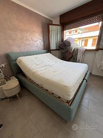 Letto con reti elettriche e contenitore