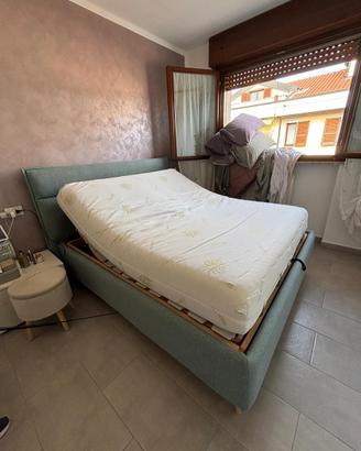Letto con reti elettriche e contenitore