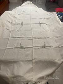 Tovaglia ricamata a mano a tombolo