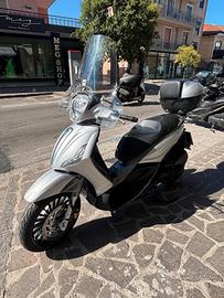 Piaggio Beverly 300 S parabrezza e bauletto