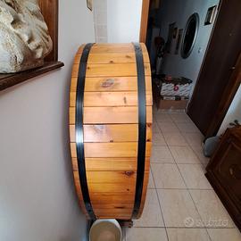 Portabottiglie ricavato da una botte in legno