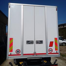 Cassone camion chiuso con scaffali e scaletta