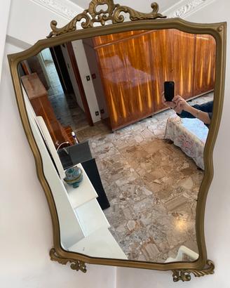 Specchiera vintage con cornice dorata