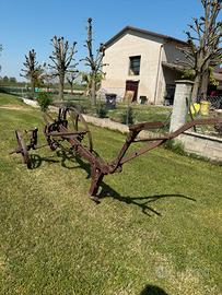 Attrezzo agricolo vintage in ferro