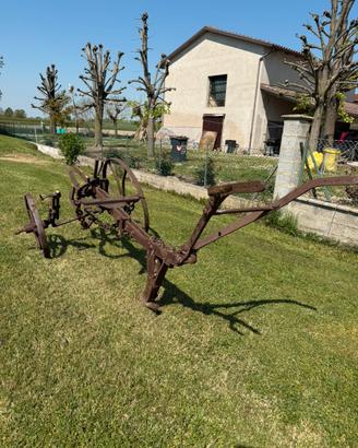 Attrezzo agricolo vintage in ferro
