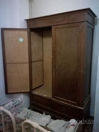 Antico armadio in legno 
