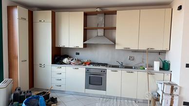 Cucina completa di elettrodomestici