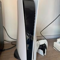 Ps5 con scatolo e base di ricarica controller