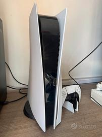 Ps5 con scatolo e base di ricarica controller