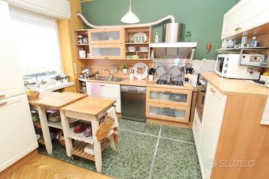 Villa di 435 m² con più di 5 locali e box auto a V