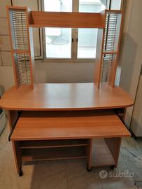 scrivania in legno con porta pc e porta cd