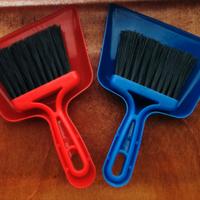 N. 2 PALETTE PLASTICA CON SCOPINO